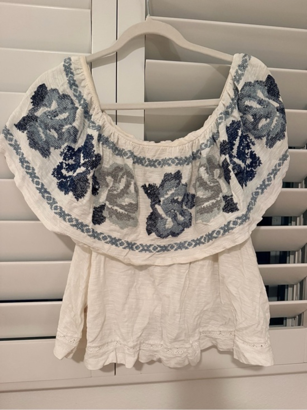 Free People White Off-Shoulder Blouse with Blue Floral Embroidery SMALL - Picture 4 of 4